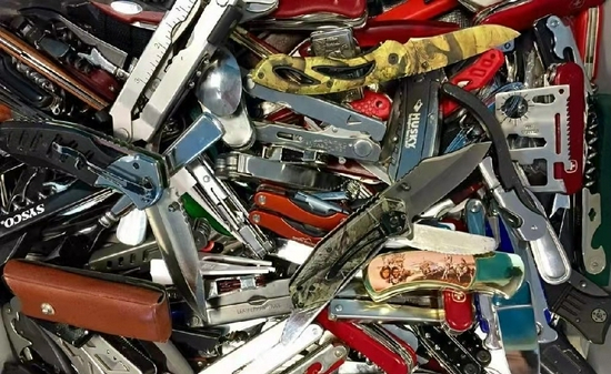 在美国机场被没收的各种刀具（图源：美国运输安全署）