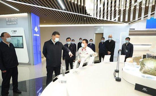 △4月12日，习近平总书记在广东一家新能源汽车公司考察。