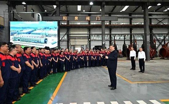 △7月7日,习近平总书记在山西阳泉阀门股份有限公司考察时,同企业员工亲切交流。