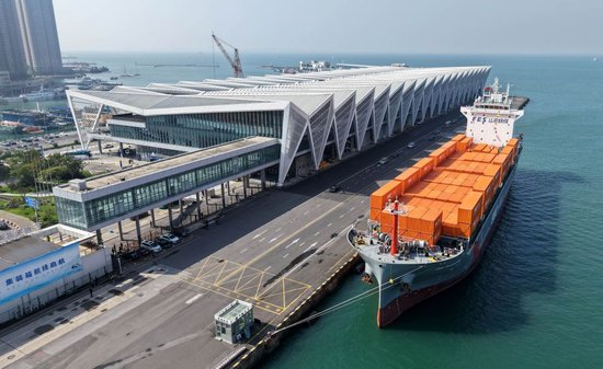 2025年10月16日，执行“青岛—济州”首航航次的“SMC RIZHAO”轮靠泊在青岛邮轮母港码头（无人机照片）。新华社记者李紫恒摄