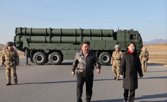 1月27日，朝鲜试射大口径火箭炮武器系统。