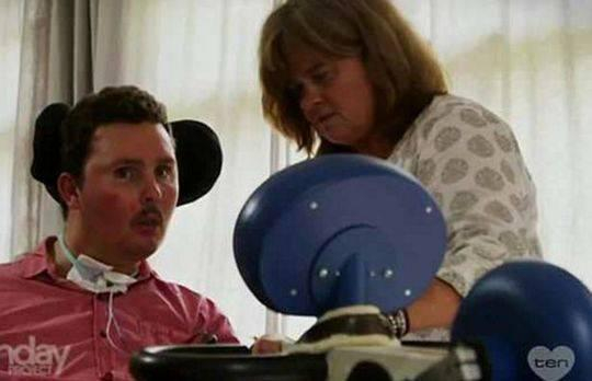 母亲凯蒂一直陪伴在巴拉德身边