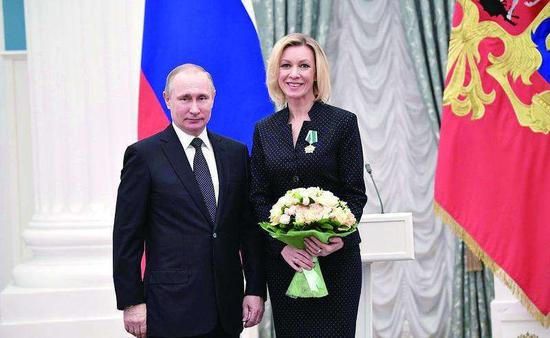  扎哈罗娃接受总统普京颁奖