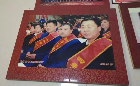 ▷ 郑小东（前排右三）在2010年被评为四平市特等劳模