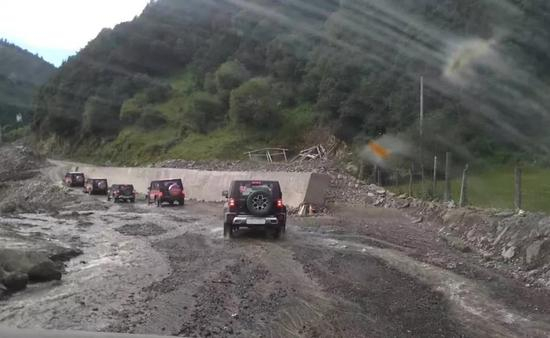 总台车队在四川境内采访行进