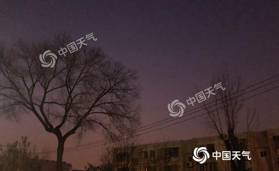 今晨，北京体感寒冷，霞光微露。（图/江漪）