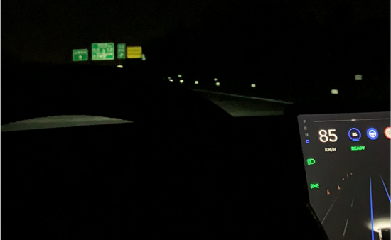 回家的路上，宇安听音乐打发时间