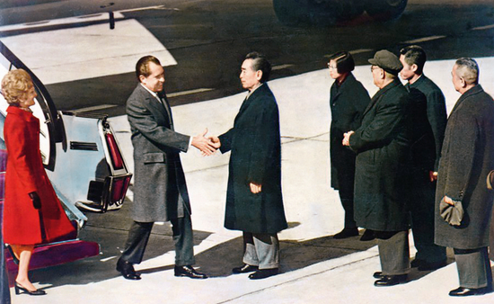 ·1972年2月21日，周恩来总理在机场迎接美国总统尼克松。