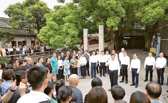 2023年7月5日至7日，中共中央总书记、国家主席、中央军委主席习近平在江苏考察。这是6日上午，习近平在苏州平江历史文化街区，同当地居民和游客亲切交流。新华社记者 燕雁/摄