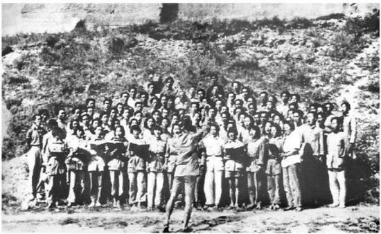 冼星海在延安指挥排练《黄河大合唱》(资料图)。延安文艺纪念馆提供