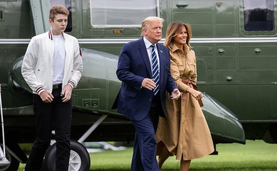  ·巴伦（左一）和父亲特朗普、母亲梅拉尼娅在一起。