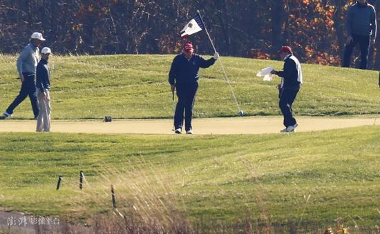 过去两个周末，特朗普都前往弗吉尼亚州自家的高尔夫球俱乐部 图源：澎湃影像平台