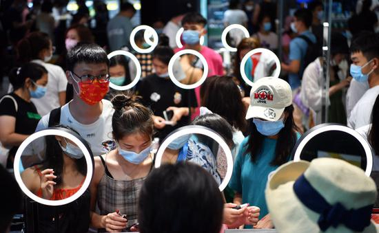 　　10月5日，游客在三亚国际免税城购物。中秋和国庆长假期间，海南离岛免税购物火爆。新华社记者郭程摄