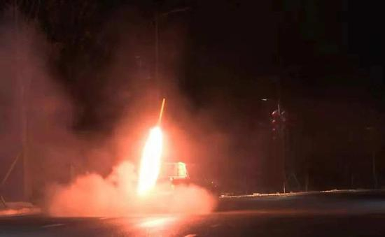 平塘县气象局在克度镇开展移动火箭作业。