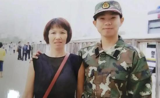  王西云与儿子陈文超的合影&nbsp;