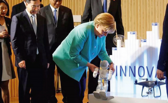  ·2018年5月25日，默克尔到深圳出席德国工商会深圳创新中心揭幕仪式，一台中国企业生产的小机器人引起了她的兴趣。