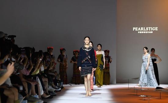  模特在海南省海口市举行的第三届消博会时装周主秀场展示中国本土品牌时装作品（2023年4月15日摄）。新华社记者 杨冠宇 摄