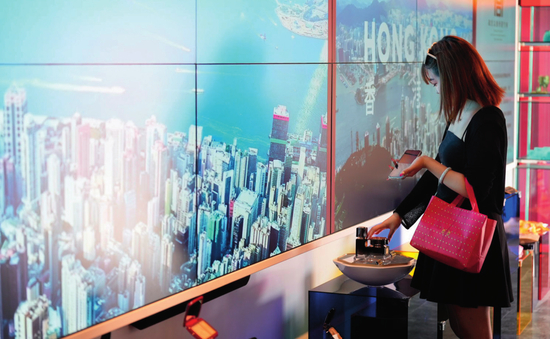 游客在故宫文创香港空间参观来自香港的文化创意产品（2023 年7月4日摄）杨乐摄 / 本刊