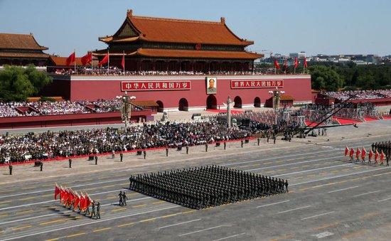 2015年9月3日,中国人民抗日战争暨世界反法西斯战争胜利70周年纪念大会在北京隆重举行。这是“白刃格斗英雄连”英模部队方队接受检阅。