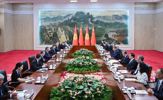 8月31日上午,国家主席习近平在天津迎宾馆会见来华出席2025年上海合作组织峰会和纪念中国人民抗日战争暨世界反法西斯战争胜利80周年活动的吉尔吉斯斯坦总统扎帕罗夫。新华社记者 谢环驰 摄