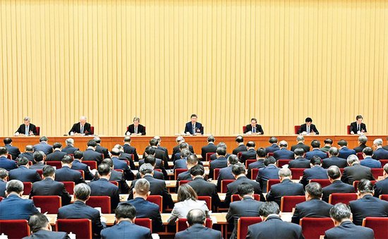 2025年12月10日至11日，中央经济工作会议在北京举行。中共中央总书记、国家主席、中央军委主席习近平出席会议并发表重要讲话。李强、赵乐际、王沪宁、蔡奇、丁薛祥、李希出席会议。 新华社记者 谢环驰/摄