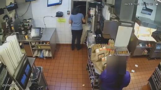 佛罗里达州一家麦当劳的员工和顾客发生争执后开枪（福克斯新闻网视频报道截图）