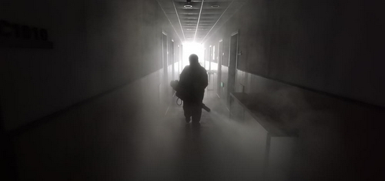 救援队队员进行消杀作业。郑子愚摄