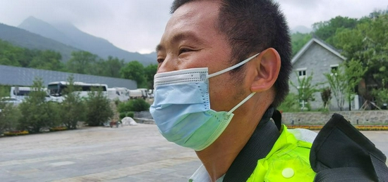 消杀作业后，队员汗水直流。郑子愚摄