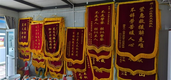 满墙的锦旗。郑子愚摄