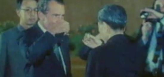 　　1972年2月21日，尼克松总统跨越太平洋，与周恩来总理在北京实现了历史性的握手。在人民大会堂宴会厅举行的欢迎宴会上，被美国媒体称为“和平祝酒”的宴会用酒则有一白一红，国酒双雄的佳话由此传开。视频截图