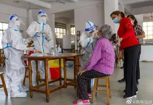 ·瑞丽市对主城区开展全员核酸采样检测。图片来源：新华视点