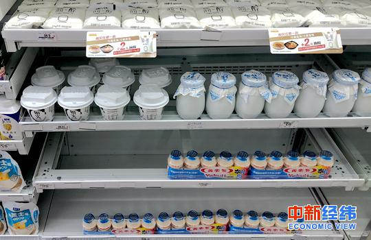 北京一家全时便利店内，零食区、酸奶区等多个货架层几近空置。中新经纬 闫淑鑫 摄