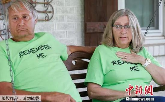 一名阿尔兹海默症患者（左）和他的家人在一起。他们身穿印有“记得我”（Remember Me）的T恤。