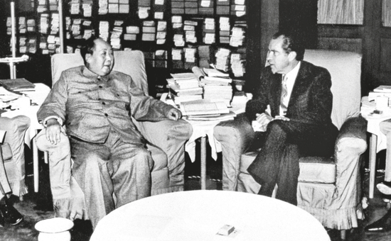 1972年2月21日，毛泽东主席与美国总统尼克松在中南海会谈。