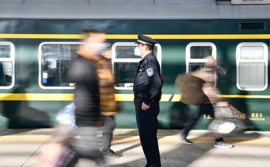 北京铁路公安局天津铁路公安处乘警支队四大队民警高天顺在天津站执勤（2021年2月3日摄）。新华社记者 孙凡越 摄