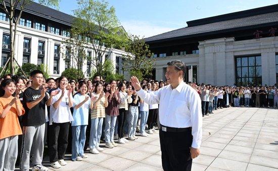 2022年6月8日,习近平总书记来到四川宜宾学院考察。新华社记者 李学仁 摄
