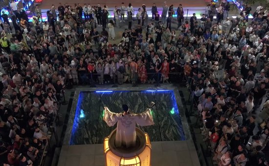  △游客对诗《将进酒》现场