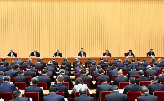 2025年12月10日至11日，中央经济工作会议在北京举行。中共中央总书记、国家主席、中央军委主席习近平出席会议并发表重要讲话。李强、赵乐际、王沪宁、蔡奇、丁薛祥、李希出席会议。新华社记者 谢环驰 摄