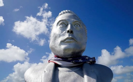  美国得克萨斯州，“星舰”基地附近4号高速公路旁的马斯克大型雕像。图/IC