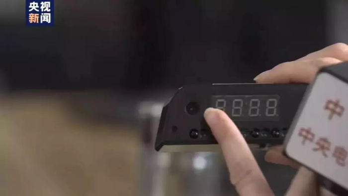  △装在时钟里的针孔摄像头