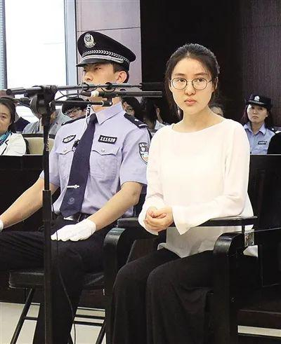 ·郭美美在法庭上。