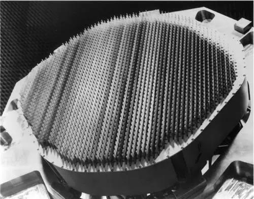 ▲F-22战斗机上配备的AN/APG-77型有源电子扫描阵列雷达