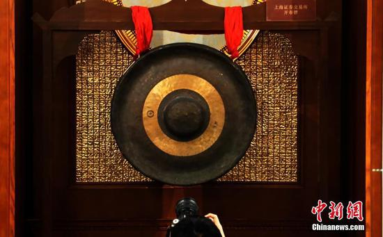  当年上海证券交易所开市锣&nbsp;图片来源：中新网