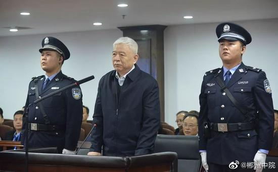  魏传忠（中）受审 图源：郴州中院微博