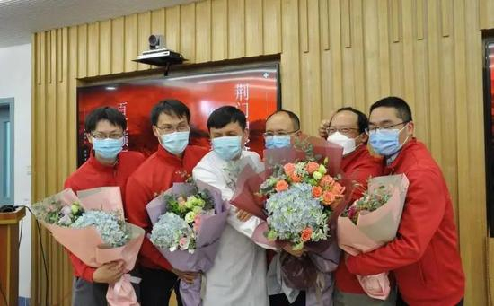 4月15日，张文宏欢迎华山医院感染科援鄂归来的战友 来自华山感染微信公众号