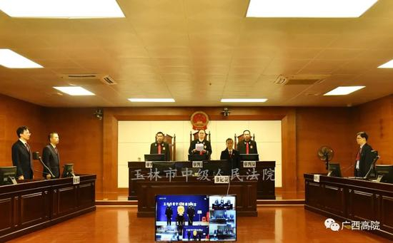  李凤萍接受宣判&nbsp;（梁毅&nbsp;&nbsp;摄）