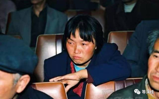 1999年，小木匠的妻子朱大红在法子英公审现场