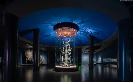  三星堆青铜神树（来源：新华社）