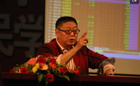  ·2008年，杨百万在厦门为股民讲炒股。