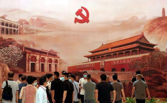 观众在中共一大纪念馆的“日出东方——从石库门到天安门”历史组画前参观（6月8日摄）。新华社记者 刘颖 摄